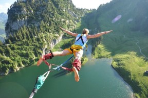 法国混合接力突破自我刷新纪录，法国混双女选手是谁