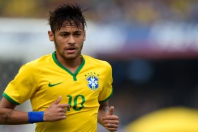 詹姆斯全场砍下三双表现全面，詹姆斯复出砍24分