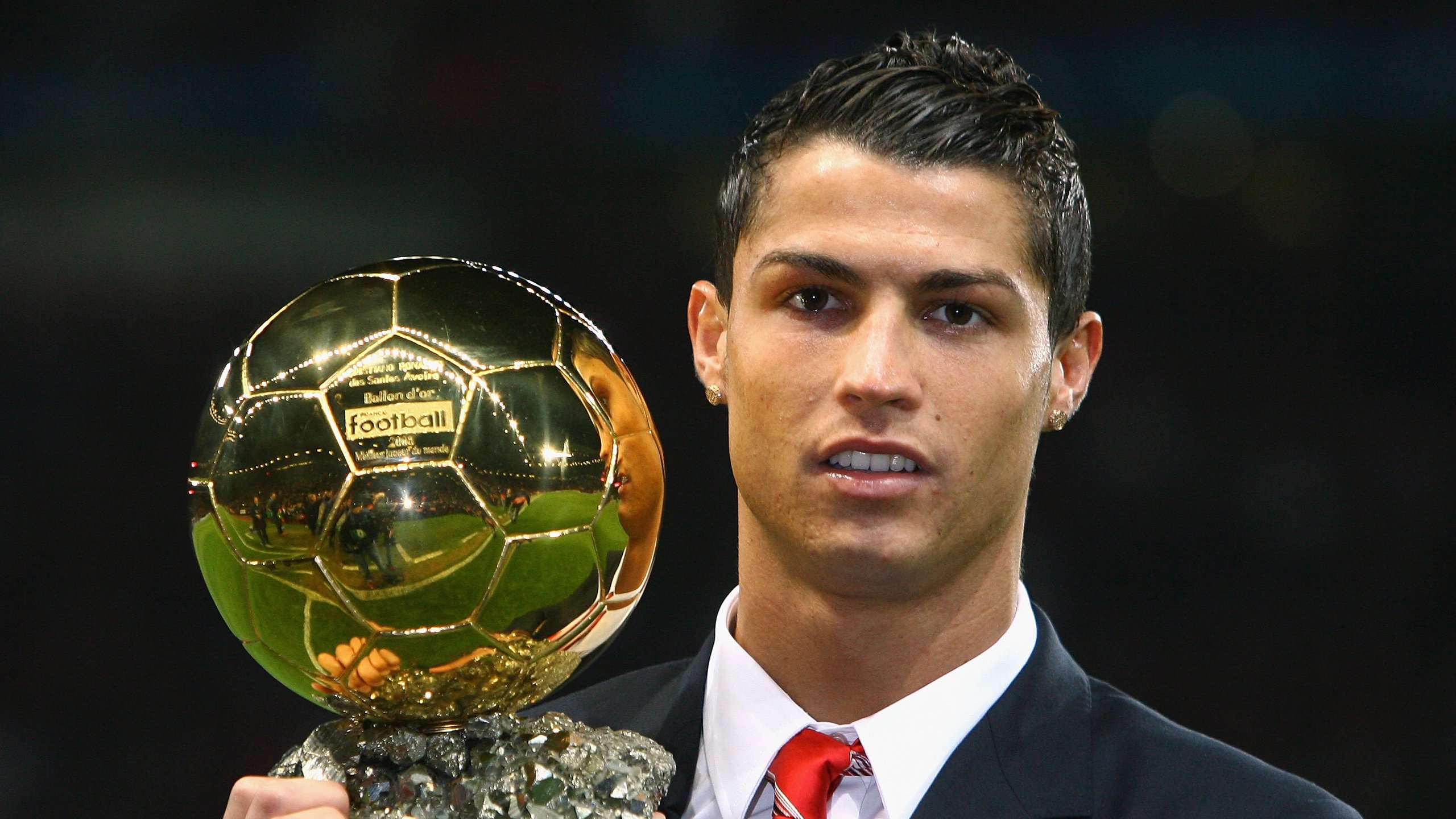 简:他的跑位无懈可击,频繁给对方防线制造麻烦